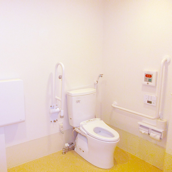 1F共有トイレはとても広くどなたにも使いやすくなっています。おむつ替えシートも設置し、来訪されたお子様も安心です。