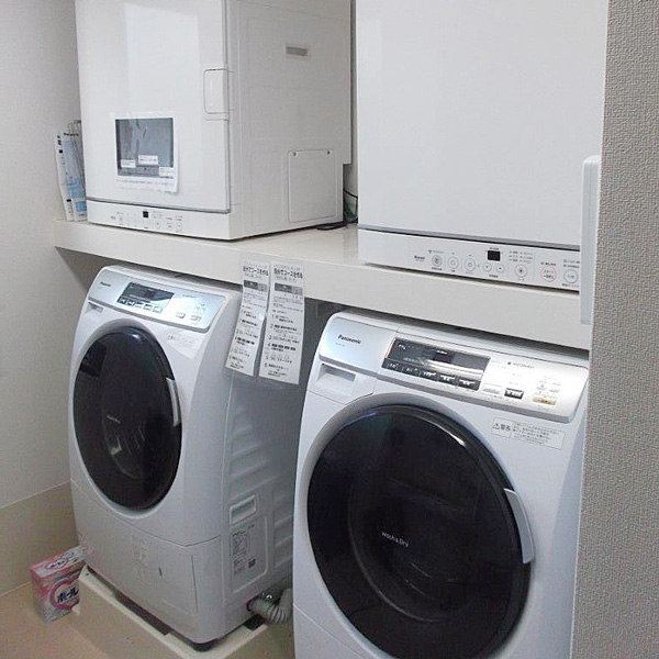 ランドリースペースは縦型洗濯機2台とガス乾燥機2台を設置。お洗濯の負担を軽減します。
