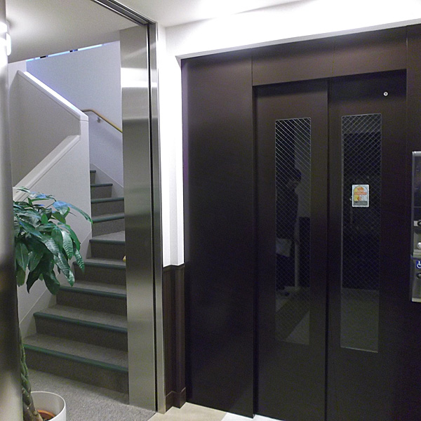 エレベーターも設置しておりますが、階段は通常より段差を低くし踊り場を3カ所に設置したことで、高齢者でも上りやすく配慮しました。昇降で機能訓練にもなります。