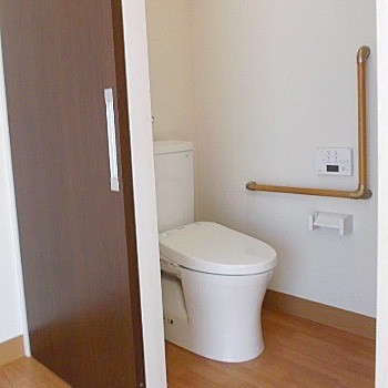 住まい　トイレは温水ウォシュレット。　使いやすいスライドドア・L型手すりも設置