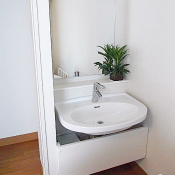 大きな鏡がついた使いやすい高さの温水器付洗面台
